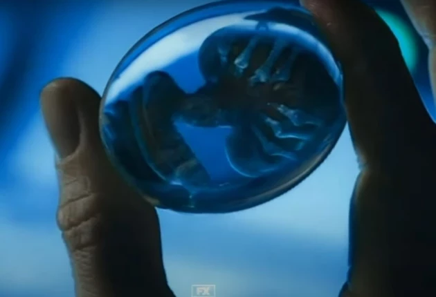 Промо-кадр из 1 серии 1 сезона сериала Чужой: Земля 2025 г